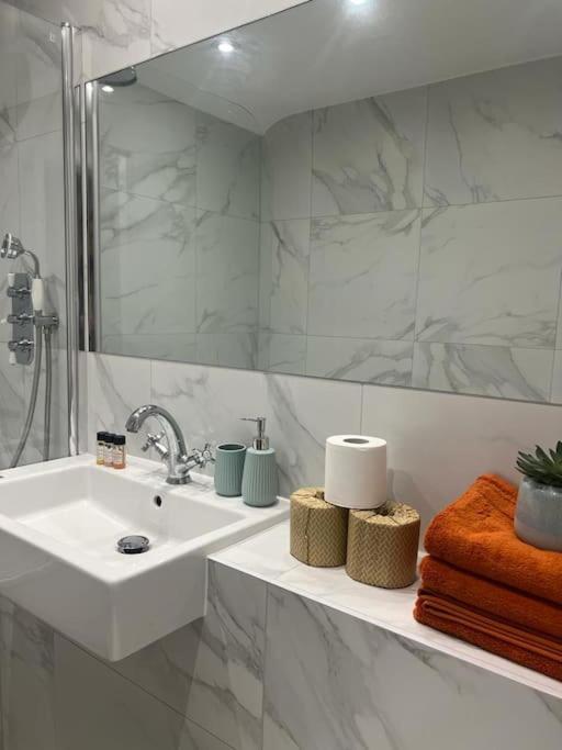 New Flat In Holland Park Apartment London Ngoại thất bức ảnh