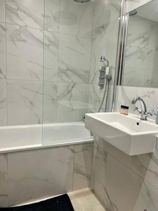 New Flat In Holland Park Apartment London Ngoại thất bức ảnh
